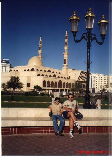 на фоне мечети